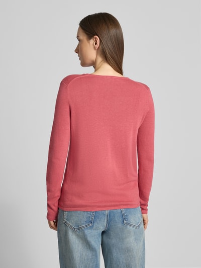 Modelka kobieca nosi Regular Fit Pullover aus Baumwoll-Viskose-Mix von Tom Tailor, gładki, długi rękaw, dekolt w serek, krój regular fit, wykończenia ściągaczem, faktura drobny prążek, widok całej sylwetki od tyłu.