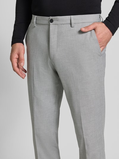 Männermodel trägt graue Regular Fit Anzughose mit Viskose-Anteil von s.Oliver BLACK LABEL, feine Struktur, Nahaufnahme Oberkörper.