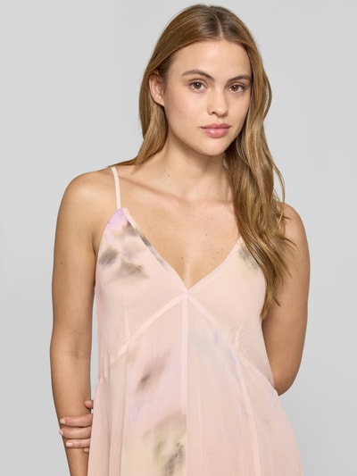 Frauenmodel trägt Tailliertes Abendkleid mit V-Ausschnitt von MAX&Co., Optik: Allover-Muster, Spaghettiträger, Chiffon, Nahaufnahme Oberkörper