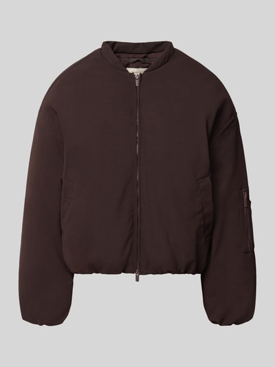 Produktfoto, bomberka Bomberjacke mit Zweiwege-Reißverschluss von ANOTHER COTTON LAB, kolor ciemnobrązowy, krój relaxed fit, stójka, wpuszczane kieszenie, kieszeń na rękawie zapinana na zamek błyskawiczny, długość tyłu w rozmiarze S: 64 cm, szerokość ramion w rozmiarze S: 53 cm, szerokość klatki piersiowej w rozmiarze S: 60 cm, długość rękawów w rozmiarze S: 56 cm, gładka tekstura