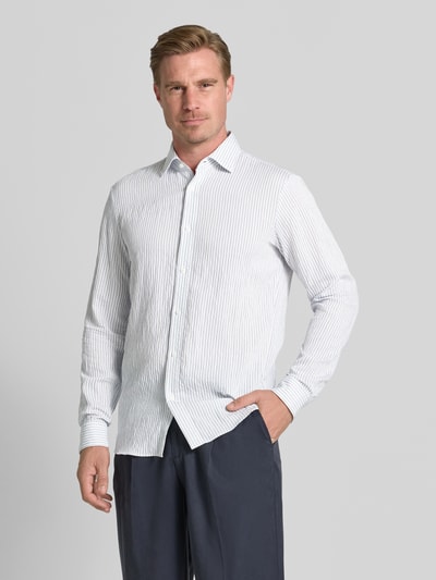 Männermodel trägt weiß-blau gestreiftes Modern Fit Businesshemd aus Viskose-Mix Modell 'VALERIO' von HUGO, Herren, Ganzkörperansicht von vorne.
