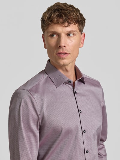 Männermodel trägt Body Fit Businesshemd aus Baumwoll-Mix von OLYMP Level 5, feines Muster in Violett, Nahaufnahme Oberkörper.