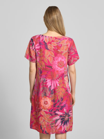Frauenmodel trägt knielanges Kleid aus Leinen-Mix Modell 'La44ra' von ZABAIONE mit Allover-Look, Rundhalsausschnitt, Gerader-Schnitt, Rückansicht Ganzkörperansicht.