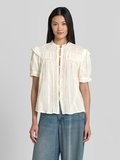 Frauenmodel trägt Regular Fit Bluse mit Stehkragen und Häkelspitze von Jake*s Casual aus Reine Baumwolle, Knopfleiste, Ganzkörperansicht von vorne.