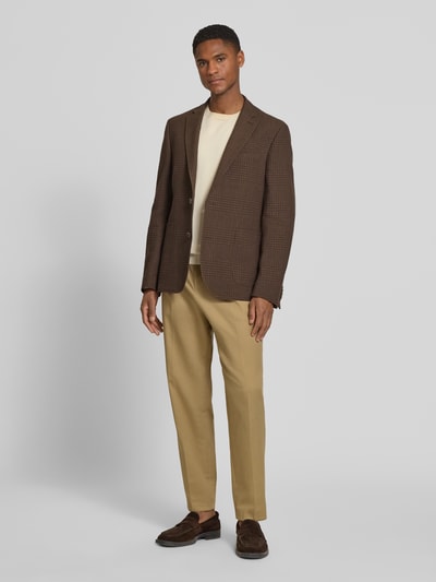 Männermodel trägt Slim Fit 2-Knopf-Sakko aus Leinen-Baumwoll-Mix von bugatti, braunes Strukturmuster, Reverskragen, Ganzkörperansicht von vorne.