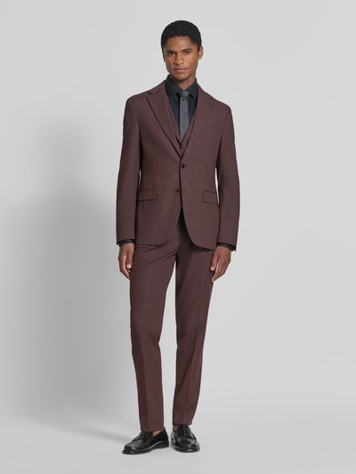 Męski model nosi Slim Fit Sakko mit Viskose-Anteil od MCNEAL, elastyczna mieszanka materiałów z dodatkiem wiskozy, krój slim fit, kołnierz z połami, zapięcie na 2 guziki, kieszenie z patką, długość tyłu w rozmiarze 50: 75 cm, szerokość ramion w rozmiarze 50: 43 cm, długość rękawów w rozmiarze 50: 65 cm, ciemnobrązowy kolor, gładka faktura, pełny widok z przodu.