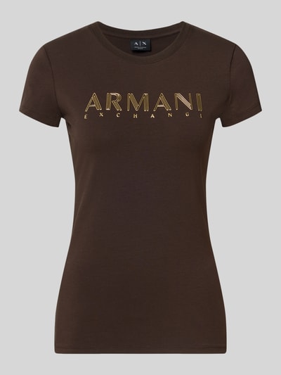 Frauenmodel trägt Slim Fit T-Shirt mit Label-Print von Armani Exchange, braun, Rundhalsausschnitt, Baumwoll-Elasthan-Mix, Nahaufnahme Oberkörper.