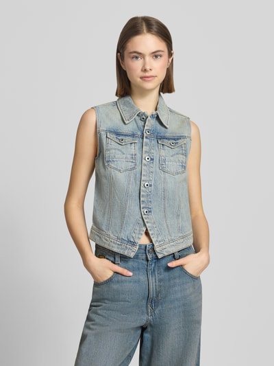Vrouwenmodel draagt Slim Fit Jeansweste im Used-Look van G-Star Raw, puur katoen, platte kraag, borstzakken, knoopsluiting, ganzkörperaanzicht van voren.