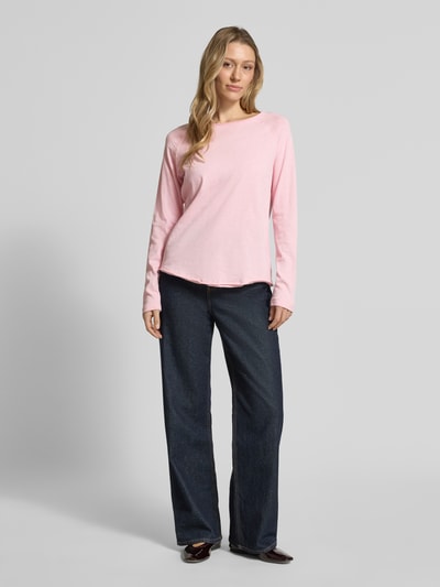 Frauenmodel trägt Longsleeve mit Rundhalsausschnitt von Smith and Soul in Rosa, Reine Baumwolle, Regular-Fit, Rollsaum, Ganzkörperansicht von vorne. Rückenlänge bei Größe S: 60 cm.