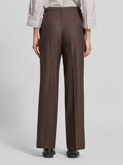 Frauenmodel trägt Bootcut Hose mit Bügelfalten von MORE & MORE in Braun, fein strukturiertem Stoff, Ganzkörperansicht Rückansicht. Mix mit Viskose-Anteil.