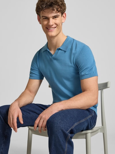 Męski model nosi Regular Fit Poloshirt in Strick-Optik Modell 'Bray' od Blend, czysta bawełna, krój regular fit, niebieski, krótki rękaw, widok na górną część ciała z przodu.