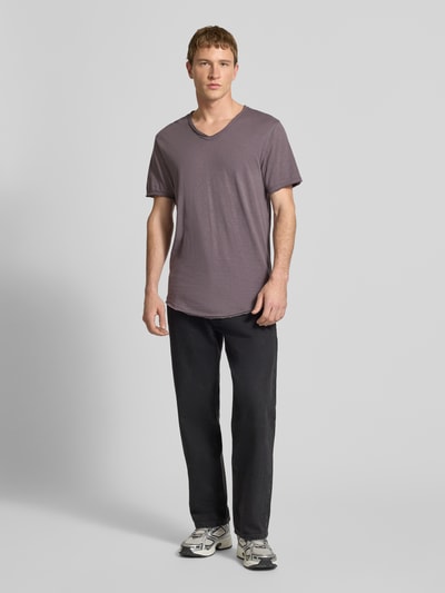 Männermodel trägt Regular Fit T-Shirt aus reiner Baumwolle Modell 'BENNE LONGY' von Only & Sons, Optik: unifarben, Ganzkörperansicht von vorne.