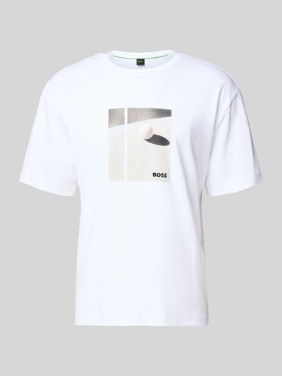 Produktfoto, białe Relaxed Fit T-Shirt aus reiner Baumwolle Modell 'JOIN' von BOSS Green, unikatowy nadruk, okrągły dekolt, krótki rękaw, jednolita faktura.