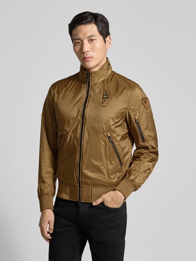 Männermodel trägt Jacke mit Reißverschlusstaschen Modell 'Brahms' von Blauer Usa in Braun, Stehkragen, Zweiwege-Reißverschluss, Regular Fit, Ganzkörperansicht von vorne