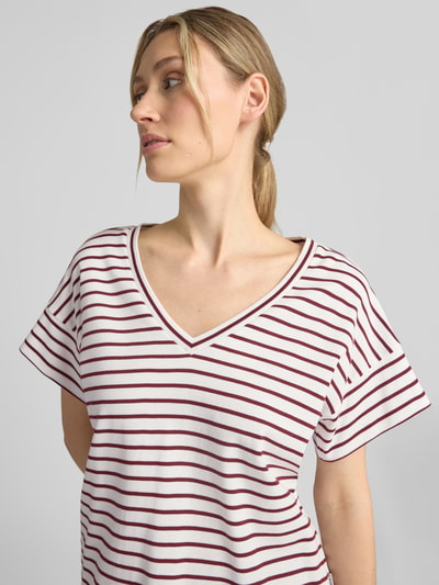 Kobiece modelka nosi damski t-shirt Relaxed Fit T-Shirt aus reiner Baumwolle od s.Oliver RED LABEL, białe tło, czerwone paski, dekolt w serek, tekstura gładka, detaliczne ujęcie górnej części ciała