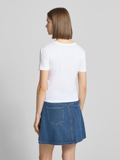 Frauenmodel trägt Regular Fit T-Shirt aus reiner Bio-Baumwolle Modell 'PRINCESS' von Only, unifarben, Kurzarm, Ganzkörperansicht Rückansicht.