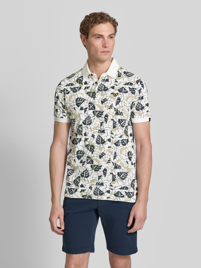 Männermodel trägt Slim Fit Poloshirt im Allover-Look von PME Legend aus Baumwoll-Elasthan-Mix, helle Farbtöne, Knopfleiste, Label-Stitching, Rückenlänge bei Größe M: 72 cm, Ganzkörperansicht von vorne.