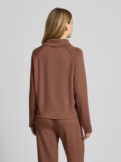 Modelka kobieca nosi Regular Fit Sweatshirt aus Viskose-Mix od s.Oliver RED LABEL w jednolitym kolorze, krój regular fit, długi rękaw, materiał sweat z mieszanki wiskozy, label stitching, stójka; widok całościowy z tyłu.