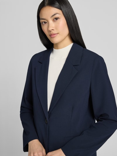 Frauenmodel trägt Relaxed Fit Blazer mit Reverskragen Modell 'Danta' von B.Young aus Material-Mix mit Viskose-Anteil, Nahaufnahme Oberkörper.