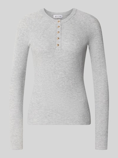 Produktfoto, Slim Fit Longsleeve aus Strick-Optik von MYON, kolor szary, krój slim fit, Imitacja dzianiny, Listwa guzikowa, okrągły dekolt, Długość tyłu w rozmiarze 36: 60 cm, Długość rękawów w rozmiarze 36: 66 cm