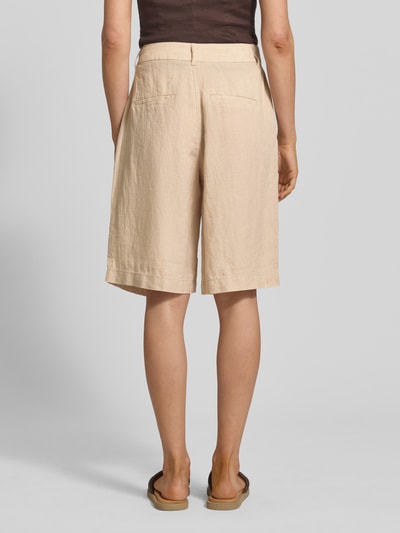 Frauenmodel trägt Wide Leg Leinenshorts mit Bundfalten von s.Oliver RED LABEL, Optik: Unifarben, Passform, seitliche Eingrifftaschen, Material: Leinen, Ganzkörperansicht Rückansicht.