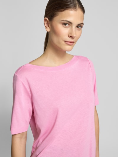 Frauenmodel trägt Regular Fit T-Shirt aus Lyocell-Baumwoll-Mix von Marc O'Polo in Unifarbe Rosa, Feinstrick mit geripptem Abschluss, Nahaufnahme Oberkörper.