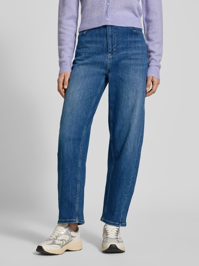 Frauenmodel trägt Jeans in 7/8-Länge im Used-Look Modell 'HANNI' von Raffaello Rossi, Baumwoll-Mix mit Stretch-Anteil, Relaxed-Fit, Eingrifftaschen, mittelblauer Farbton, Ganzkörperansicht von vorne.