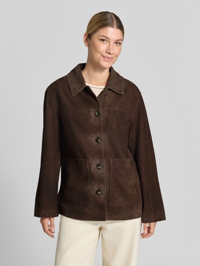 Frauenmodel trägt Lederjacke mit aufgesetzten Taschen von COMMA in Dunkelbraun, Knopfleiste, Umlegekragen, Regular Fit, glatte Textur, Ganzkörperansicht von vorne. Rückenlänge 68 cm, Schulterbreite 47 cm, Brustweite 54 cm, Ärmellänge 59 cm.