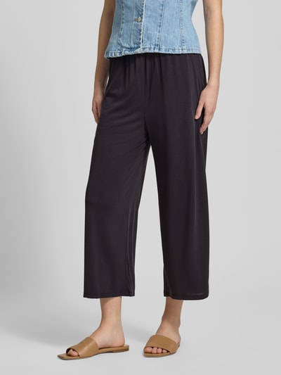 Frauenmodel trägt Regular Fit Culotte aus Viskose-Mix Modell 'HANNAH' von Only in Optik: Unifarben, elastischer Bundabschluss, seitliche Eingrifftaschen, Materialverarbeitung: Sweat, Nahaufnahme Unterkörper.