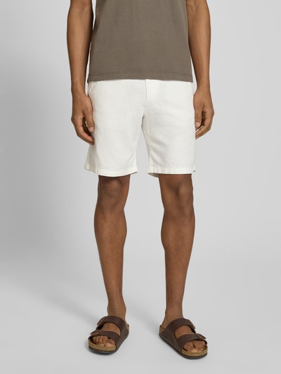 Mężczyzna nosi Regular Fit Chinoshorts aus Baumwoll-Leinen-Mix Modell 'BRODY' od SELECTED HOMME, jasny jednolity kolor, materiał flammgarn, boczne i tylne kieszenie, widoczne pasy i zapięcie, krój regular fit, widok na całe ciało z przodu.