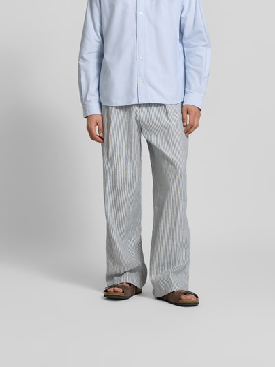 Mężczyznamodel nosi Wide Fit Stoffhose aus Leinen-Mix von Officine Générale, jasne paski, luźny krój, len z bawełną, elastyczny pas, kieszeń z tyłu, długość nogawki 79 cm, szerokość w rozmiarze 50: 45 cm, widok całej sylwetki z przodu.
