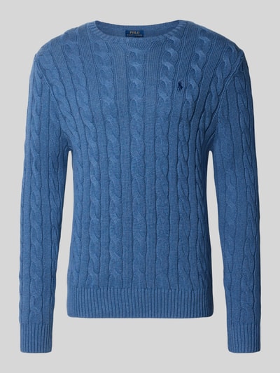 Produktfoto, blauer Regular Fit Pullover aus reiner Baumwolle von Polo Ralph Lauren mit Strickstruktur und Zopfmuster vor grauem Hintergrund