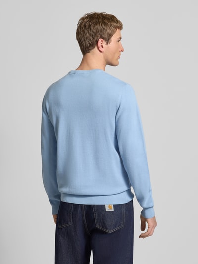 Männermodel trägt Sweatshirt mit Rundhalsausschnitt und Logo-Stitching von Levi's®, hellblau, Baumwoll-Mix, Rückansicht Ganzkörperansicht.