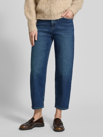 Vrouwenmodel draagt Barrel Fit Jeans met steekzakken van Christian Berg Woman, blauwe katoenmix met viscose, vooraanzicht, close-up bovenlichaam.