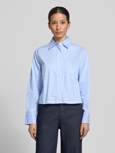 Frauenmodel trägt Boxy Fit Hemdbluse aus Baumwoll-Mix von s.Oliver BLACK LABEL, Optik: Allover-Muster, Passform: Boxy-Fit, Hemdblusenkragen, Cropped, einreihige Knopfleiste, Langarm, Manschette, Brusttasche, Material: Baumwoll-Mix, blau-weiß gestreift, glatte Textur, Ganzkörperansicht von vorne.
