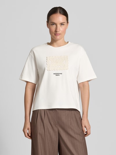Vrouwenmodel draagt Boxy Fit t-shirt van puur katoen model 'SALA' van Weekend Max Mara, dames t-shirt, wit met beige print, voorkant, close-up bovenlichaam.