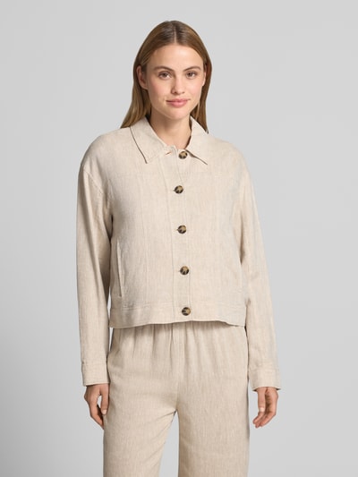 Vrouwenmodel draagt Jacke aus Leinen-Mix mit Kentkragen Modell 'Viana Ginia' van MSCH Copenhagen, zandkleur, recht model, mix van linnen en viscose, kentkraag, knoopsluiting, ruglengte maat S 53 cm, schouderbreedte 49 cm, borstwijdte 53 cm, mouwlengte 53 cm, effen structuur, voorkant, half totaalbeeld