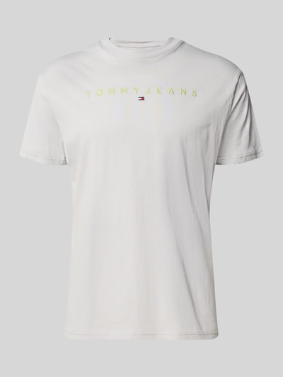 Produktfoto, Regular Fit T-Shirt aus reiner Baumwolle von Tommy Jeans in Weiß, unifarben, Label Stitching, Rundhals, Kurzarm, Jersey-Textur.