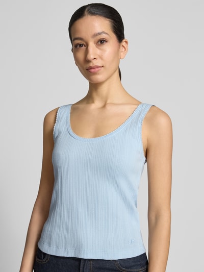 Frauenmodel trägt Tanktop mit tiefem Rundhalsausschnitt von JAKE*S STUDIO WOMAN in Hellblau, reine Baumwolle, körpernah, Nahaufnahme Oberkörper.