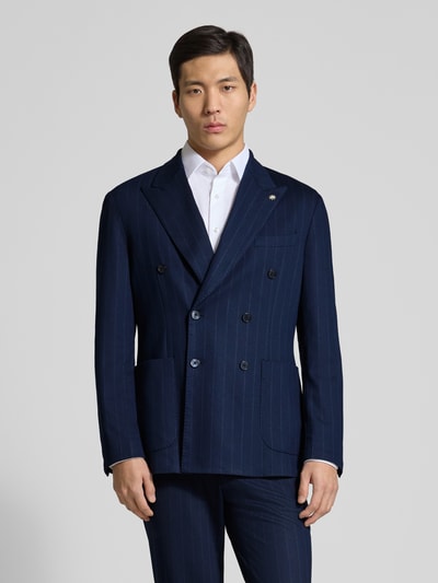 Männermodel trägt Slim Fit Anzug mit zweireihigem Sakko und Hose mit Bügelfalten von Manuel Ritz in viscosemix met stretch, donkerblauw met fijne streep, reverskraag, knoopsluiting, steekzakken, pantalon met persplooien, bandwijdte 44 cm, ruglengte 76 cm, schouderbreedte 47 cm, mouwlengte 65 cm, binnenbeenlengte 87 cm, Ganzkörperansicht von vorne.
