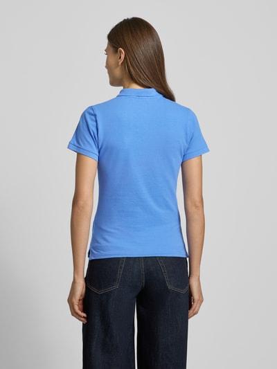 Frauenmodel trägt Poloshirt mit Knopfleiste von Polo Ralph Lauren aus blauem Baumwoll-Elasthan-Mix, Slim-Fit, Hemdblusenkragen, Label-Stitching, Rückenlänge bei Größe S 55 cm, Ganzkörperansicht Rückansicht.