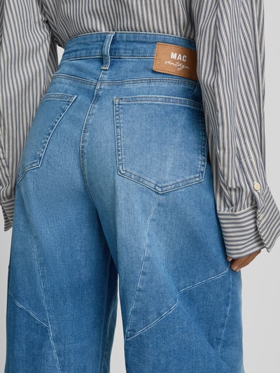 Frauenmodel trägt Barrel Fit Cordhose aus Baumwoll-Mix Modell 'Dakota Barrel Seam' von MAC, mittleres Blau, sichtbare Nahtdetails, Nahaufnahme Rückansicht, Damen Barrel Jeans von MAC.