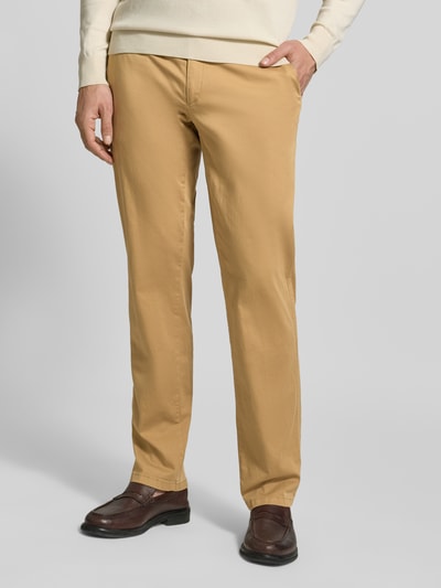 Männermodel trägt Hose mit Gesäßtaschen Modell 'Evans' von BRAX in Beige, Baumwoll-Mix mit Stretch-Anteil, Slim Fit, Nahaufnahme Unterkörper.