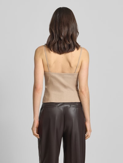 Frauenmodel trägt Shaped Fit Anzugweste aus Baumwoll-Mix mit Leinen-Anteil Modell 'COPALE' von HUGO, Optik:Allover-Muster, Passform:Shaped Fit, Nadelstreifen, metallisiertes Garn, durchgehende Knopfleiste, Karree-Ausschnitt, Trägerform:Spaghettiträger, Material:Baumwoll-Mix, Ganzkörperansicht Rückansicht.