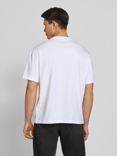 Männermodel trägt Herren T-Shirt mit Label-Print Modell 'TORREY' von Dickies aus Reine Baumwolle, Regular-Fit, Rückenlänge 70 cm, Ganzkörperansicht Rückansicht.