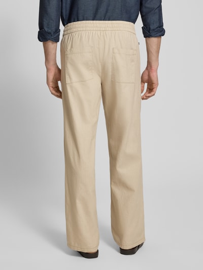 Männermodel trägt Hose aus Leinen-Baumwoll-Mix Modell 'barton' von Matinique, beige, Relaxed Fit, elastischer Bund, Ganzkörperansicht Rückansicht.