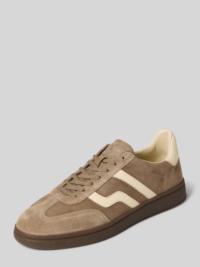 Produktfoto, brauner Sneaker aus echtem Rindsleder Modell 'Cuzmo' von GANT, weiße Details, strukturierte Sohle, Herren Sneaker von GANT
