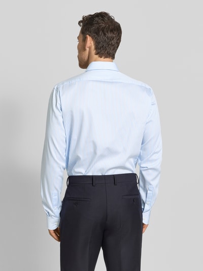 Männermodel trägt Regular Fit Businesshemd mit extra langem Arm Modell 'H-JOE-K' von BOSS in Hellblau mit Streifen, Ganzkörperansicht Rückansicht.