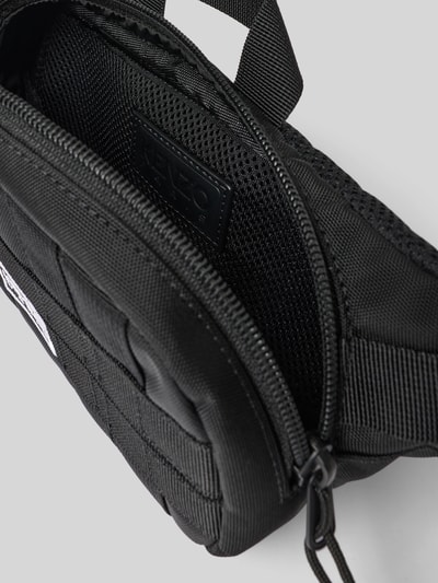 Produktfoto, Bauchtasche mit Zweiwege-Reißverschluss von Kenzo aus schwarzem Material, Strukturmuster, Label-Patch, Hauptfach, kurzer Schulterriemen, Breite 28 cm, Länge 13 cm, Tiefe 6 cm.