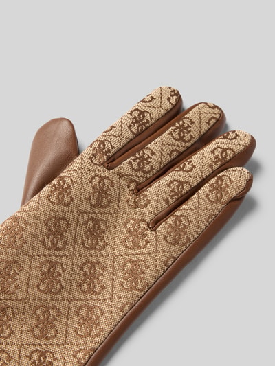 Produktfoto, Handschuhe mit Allover-Logo-Muster Modell 'NOELLE' von GUESS, Leder-Optik in Beige und Braun, Ziernähte, strukturiertes Material